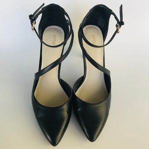 Black Nine West with low conservative heel Size 10